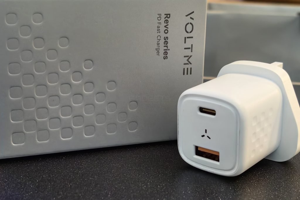 Revo Duo 30W GaN Charger Review - Gadgets Middle East